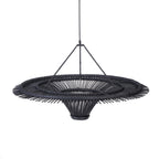 Zwarte handgeweven rotan hanglamp met brede ronde rand en driehoekig ophangframe