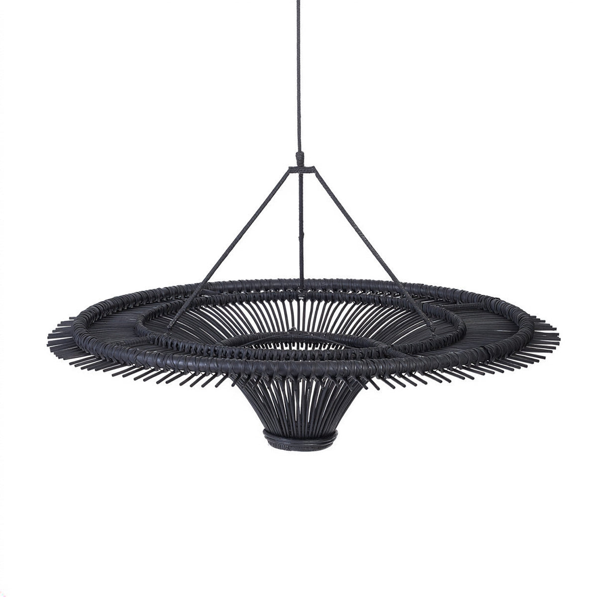 Zwarte handgeweven rotan hanglamp met brede ronde rand en driehoekig ophangframe