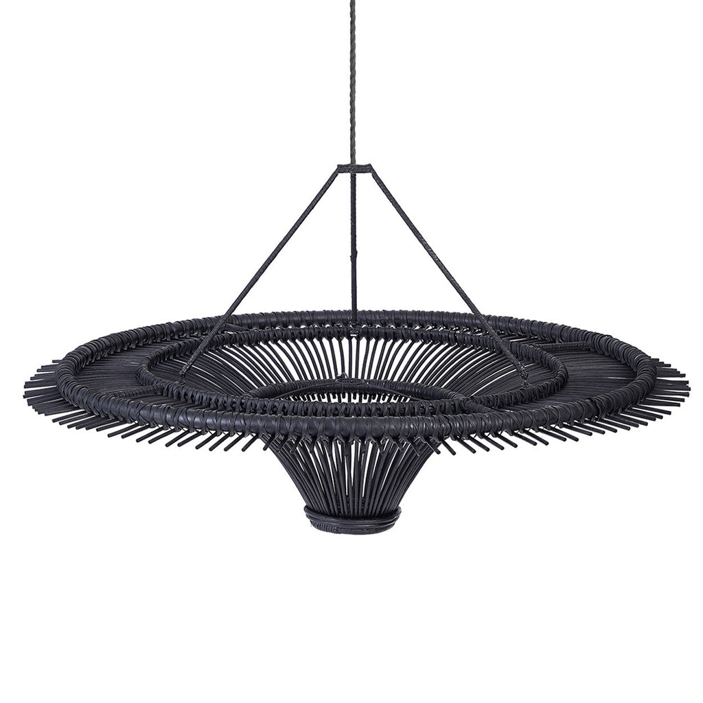 Zwarte rotan hanglamp met brede, afgevlakte koepel en driepuntsophanging