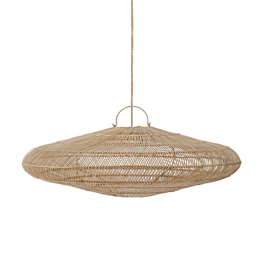 Ronde handgeweven rotan hanglamp in naturel, hangend aan een gevlochten koord, met open weving