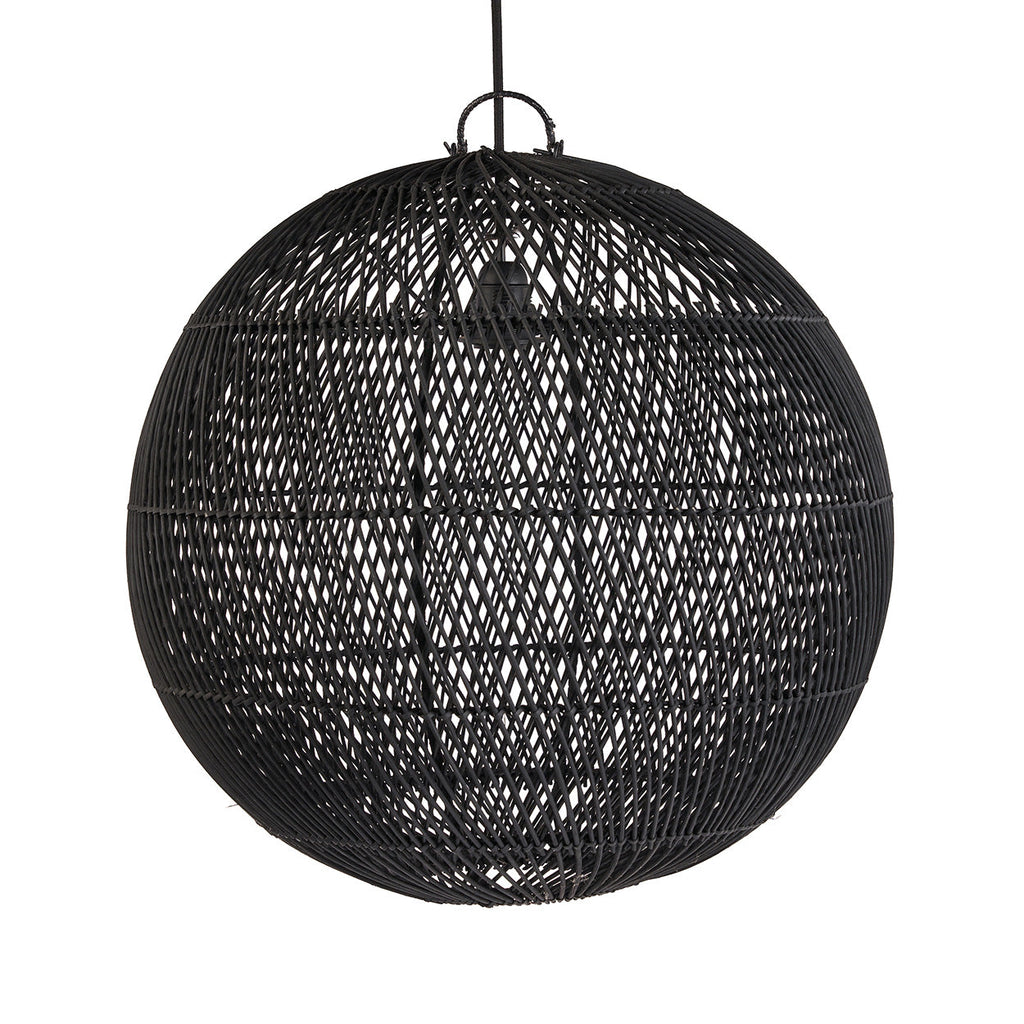 Ronde zwarte hanglamp van handgevlochten rotan met open weefpatroon