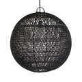 Ronde zwarte hanglamp van handgevlochten rotan met open weefpatroon