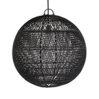Ronde zwarte hanglamp van handgevlochten rotan met open weefpatroon