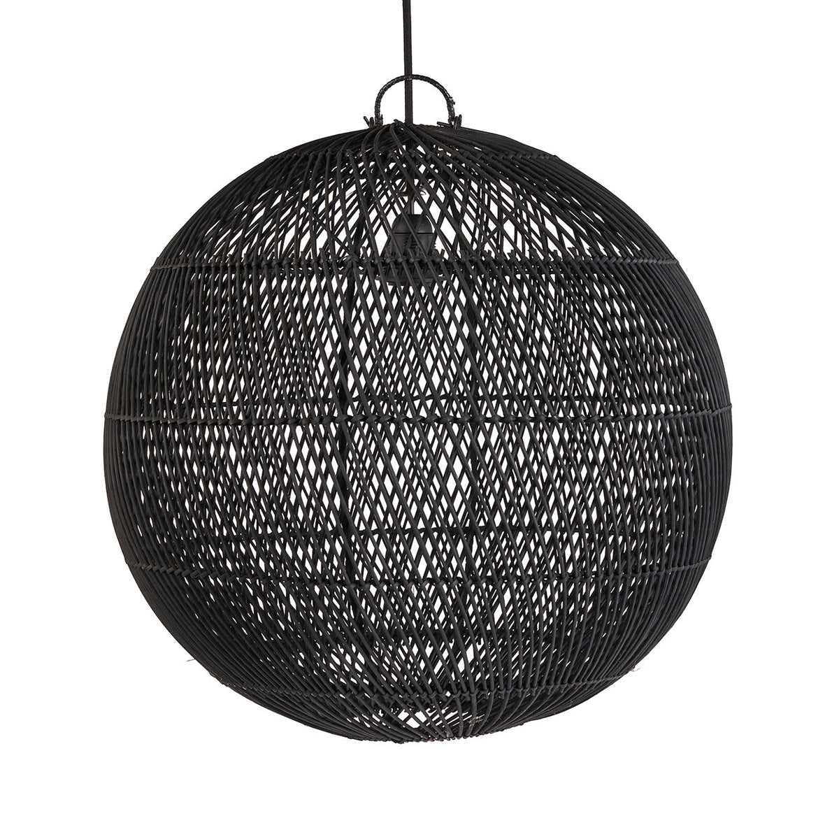 Ronde zwarte hanglamp van handgevlochten rotan met open weefpatroon