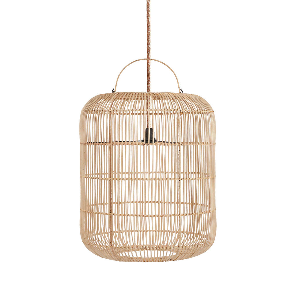 Cilindervormige hanglamp van naturel rotan met open weving en beugel bovenop, hangend aan een touw