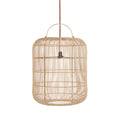 Cilindervormige hanglamp van naturel rotan met open weving en beugel bovenop, hangend aan een touw