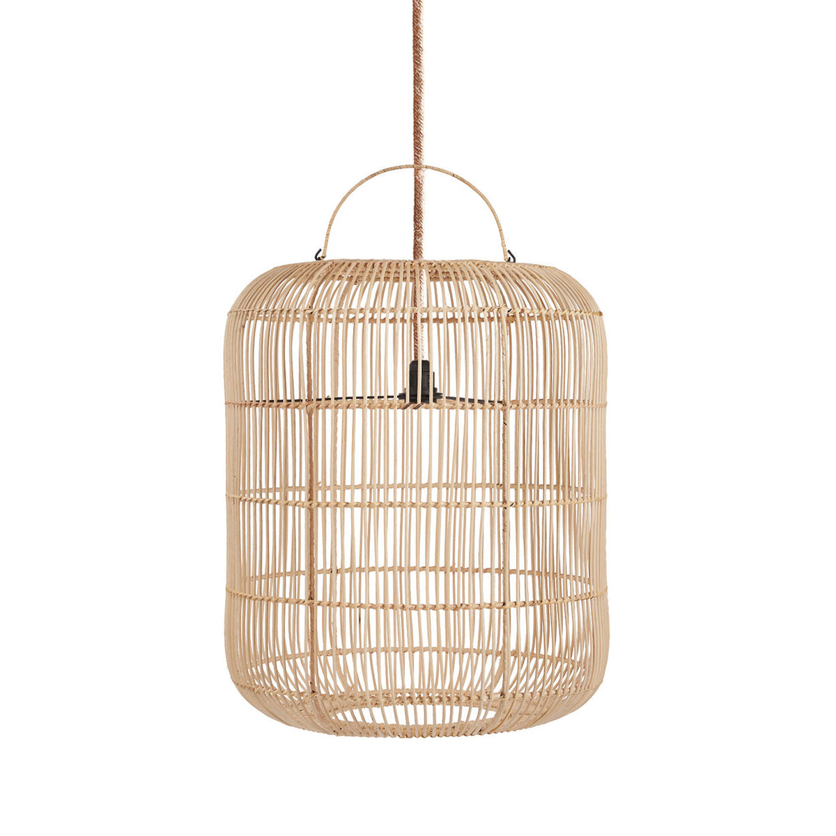 Cilindervormige hanglamp van naturel rotan met open weving en beugel bovenop, hangend aan een touw