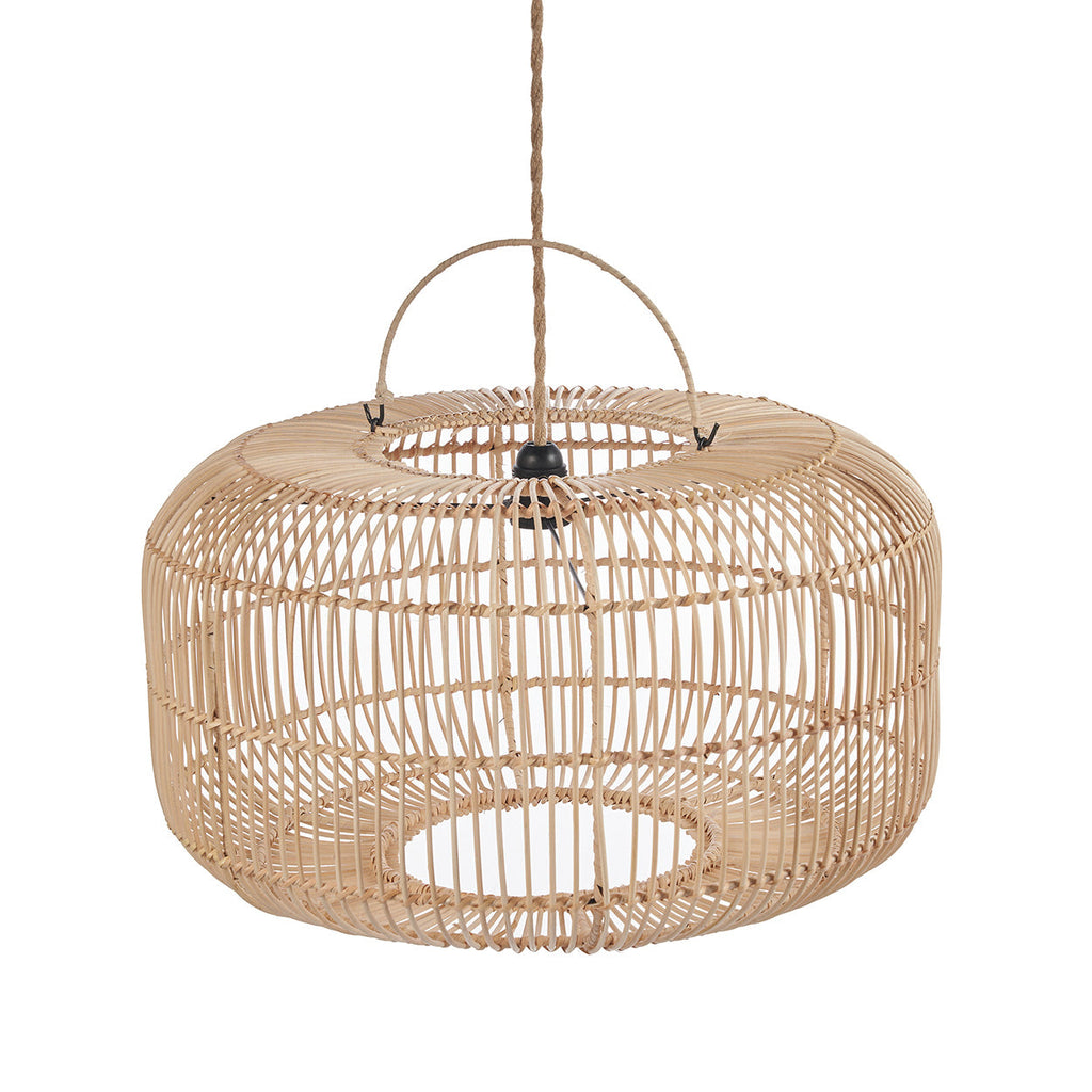 Ronde hanglamp van naturel rotan met open vlechtwerk, bovenaan een hengsel en gevlochten snoer