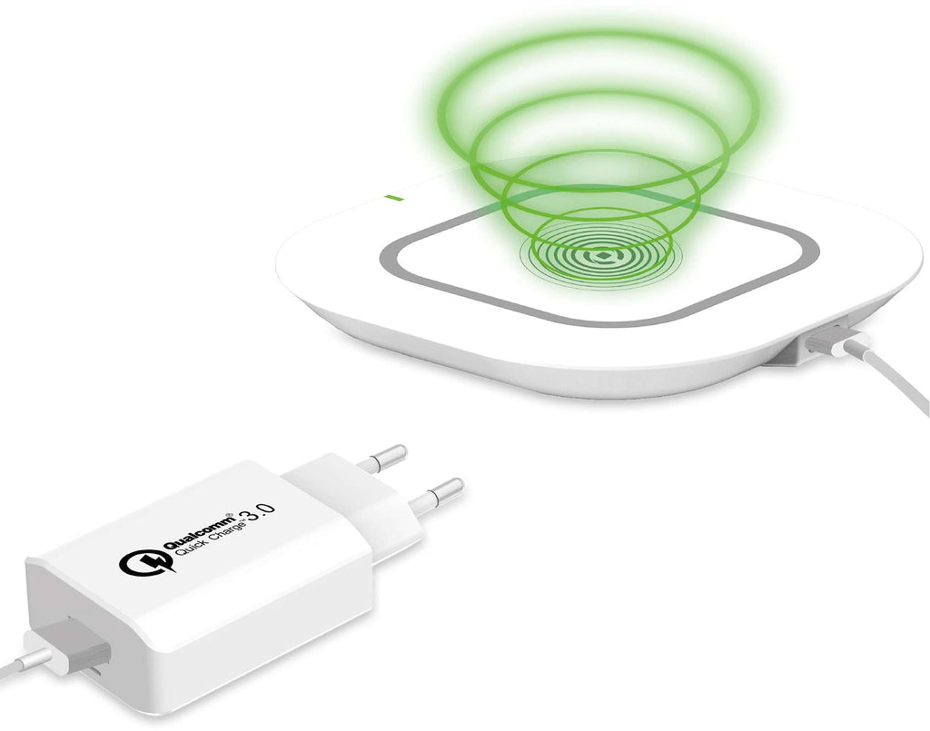 Wit draadloos oplaadpad met groen oplaadsymbool en witte Quick Charge 3.0 stekkeradapter met kabel