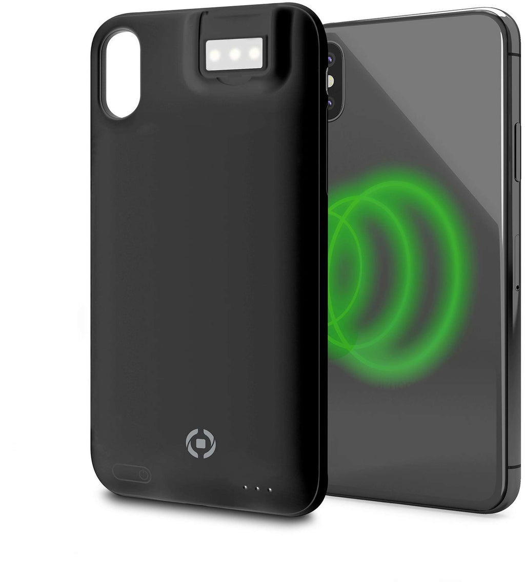 Zwarte backcover met powerbank en zaklamp naast een iPhone met groen draadloos-oplaadsymbool