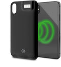 Zwarte backcover met powerbank en zaklamp naast een iPhone met groen draadloos-oplaadsymbool