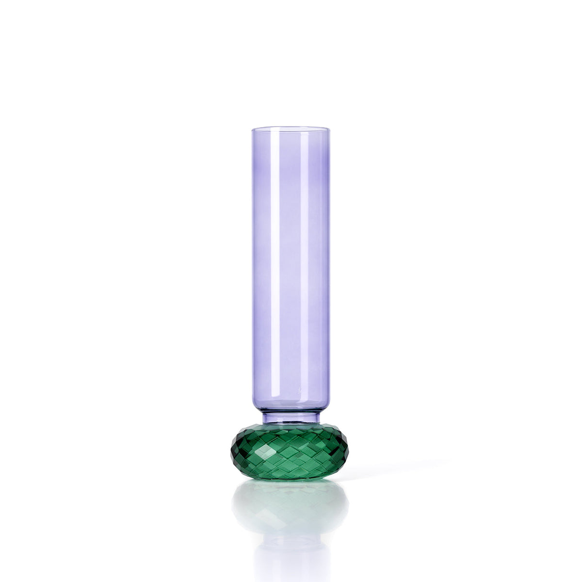 Slanke vaas van paars glas op een geslepen groene glazen voet, tegen een witte achtergrond
