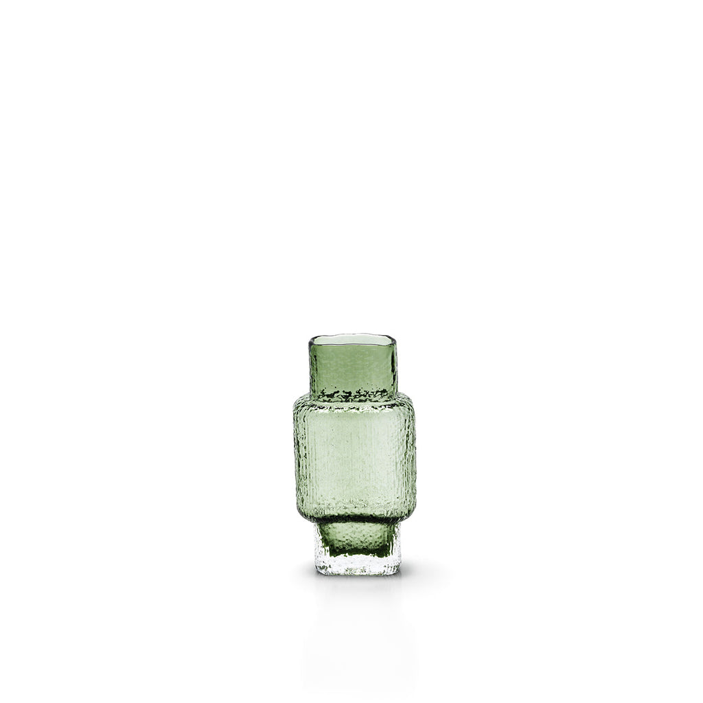Groene glazen vaas met gestructureerd oppervlak, smalle hals en een heldere voet, tegen een witte achtergrond
