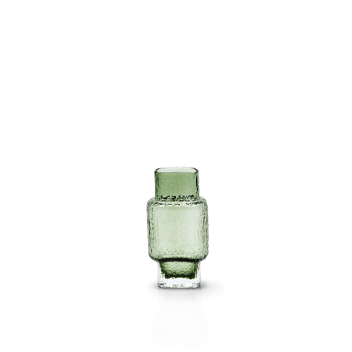 Groene glazen vaas met gestructureerd oppervlak, smalle hals en een heldere voet, tegen een witte achtergrond