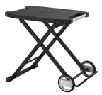 Zwarte opvouwbare werktrolley met kruisframe, kunststof blad, zijhandgrepen en twee wielen