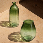Vaas gerecycled glas Jinsuo, groen met organische flesvorm – 34 x 34 x 73 cm