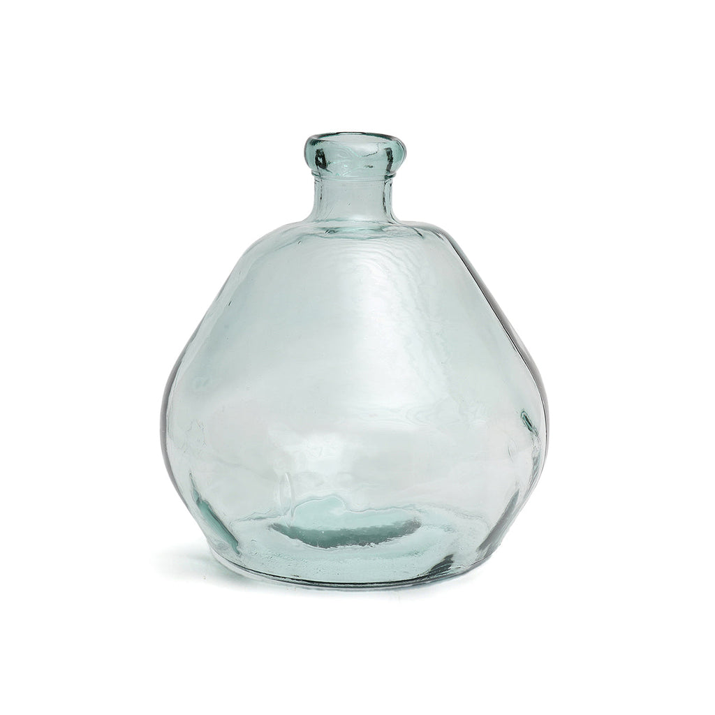 Ronde glazen vaas in lichtblauw gerecycled glas met smalle hals, op een witte achtergrond