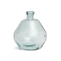 Ronde glazen vaas in lichtblauw gerecycled glas met smalle hals, op een witte achtergrond