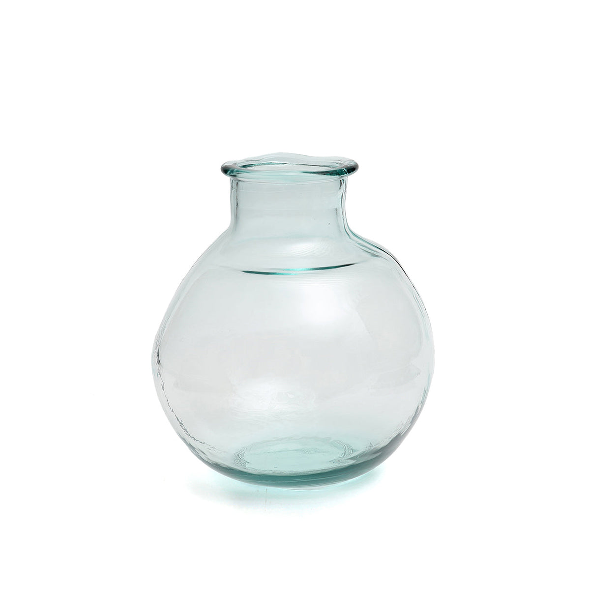 Transparante glazen vaas met ronde bubbelvorm, smalle hals en lichtblauwe tint op een witte achtergrond