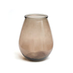 Druppelvormige vaas van doorzichtig beige gerecycled glas met brede opening op een witte achtergrond