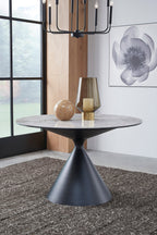 Ronde eettafel met grijs marmerpatroon blad en zwart uurglasvormig onderstel, met glazen lantaarn en decoratieve bol erop