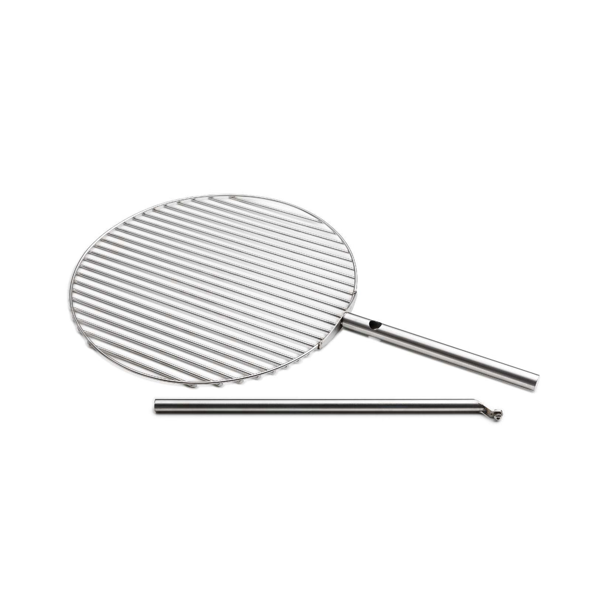 Rond grillrooster van roestvrij staal met bijbehorende losse houder op een witte achtergrond