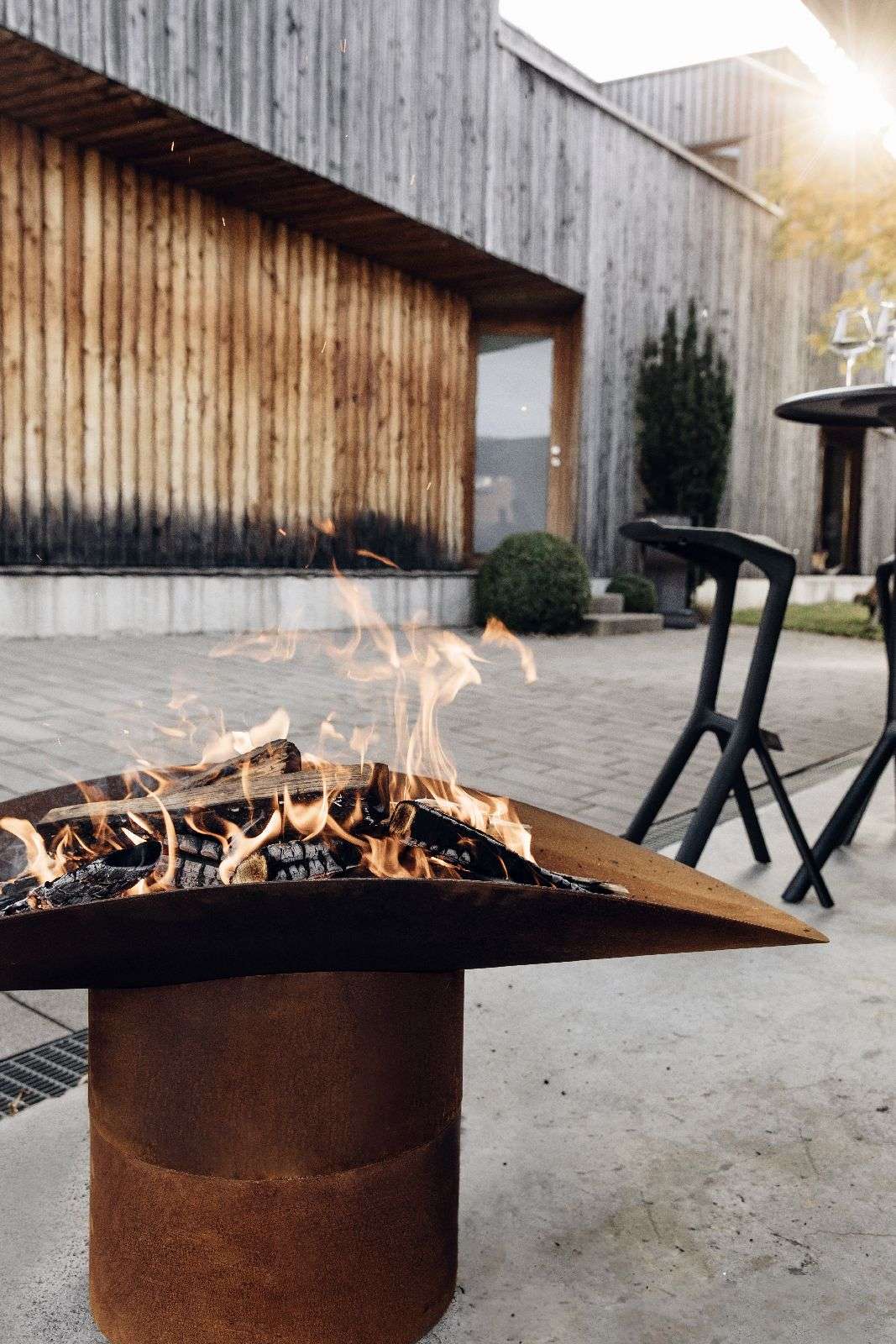 Vuurschaal Ellipse grijs, ovaal met losse kom op voet en los grillrooster, voor tuin en terras