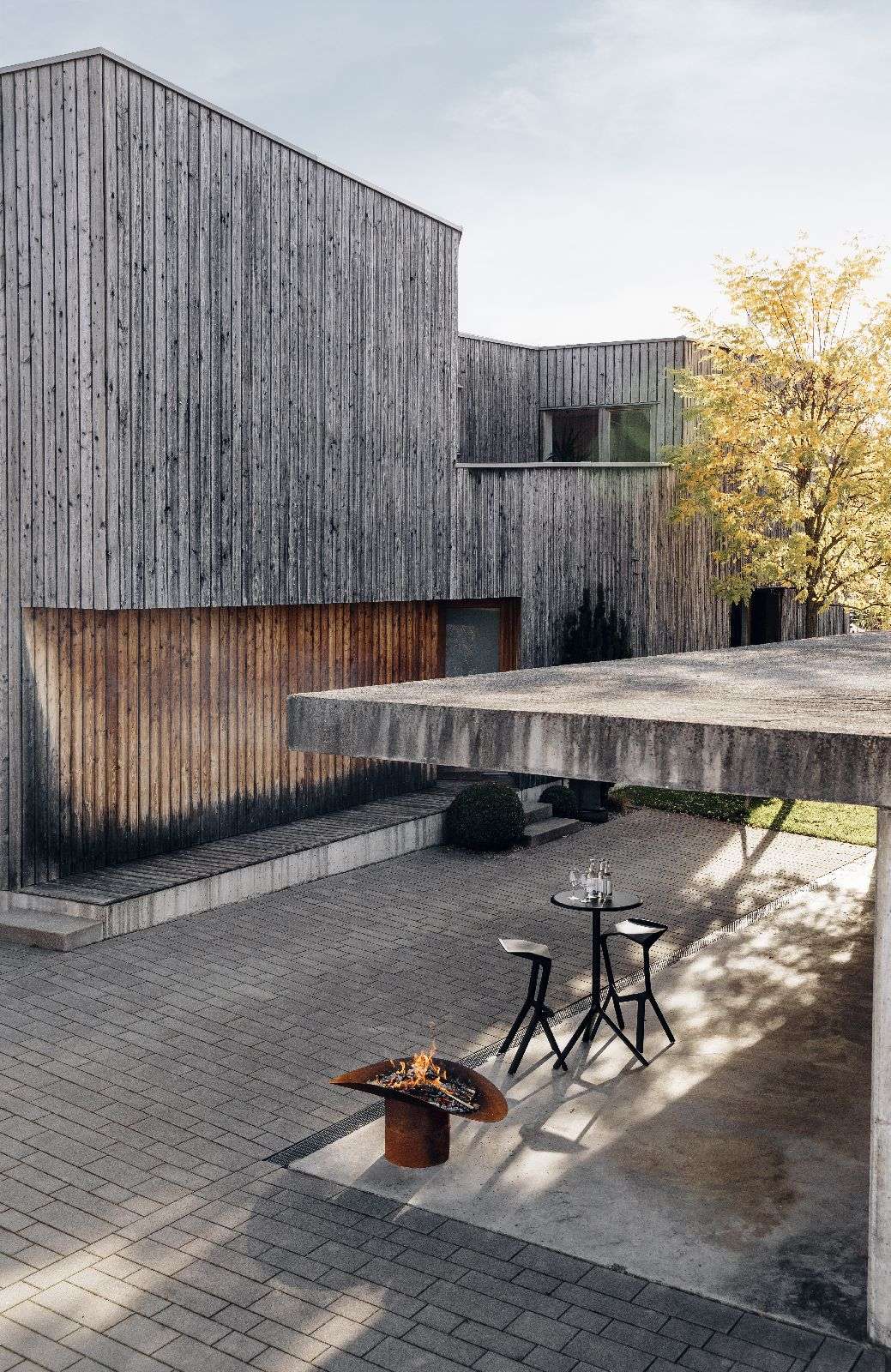 Vuurschaal Ellipse grijs, ovaal met losse kom op voet en los grillrooster, voor tuin en terras