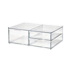 Transparante make-up organizer met drie lades en een deksel, schuin van voren gezien