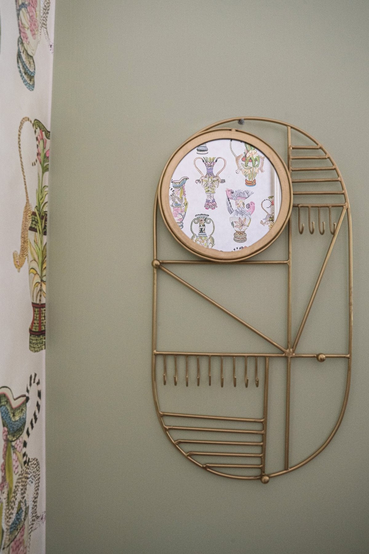 Wandhanger met spiegel messing, geometrisch design met haakjes en kleine ronde spiegel, 52 cm hoog
