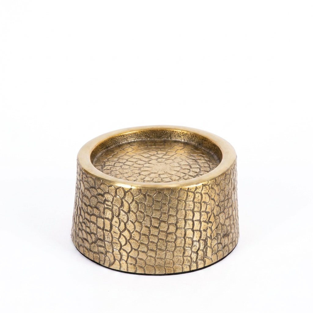 Ronde kandelaar in messingkleur met crocoprint-reliëf, op witte achtergrond
