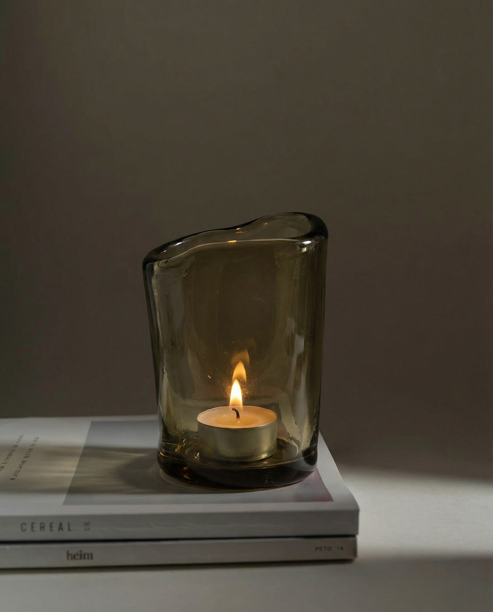 Kandelaar lavaglas Nocturne antraciet 12 x 12 x 16 cm, votiefhouder voor theelicht of kaars