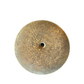 Ronde messing wandlamp met fijn gespikkeld patroon en een kleine fitting in het midden