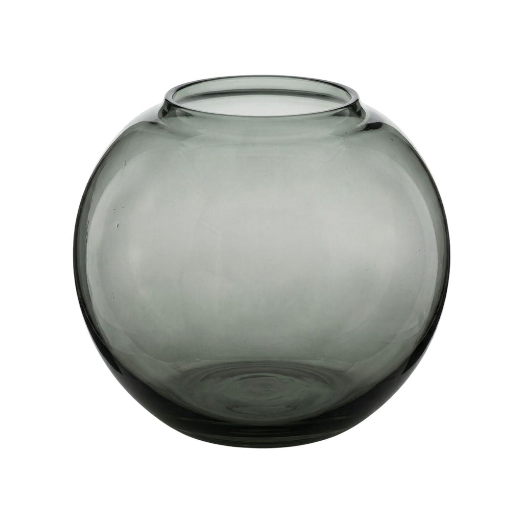 Ronde vaas van doorzichtig rookgrijs glas met brede opening, tegen een witte achtergrond