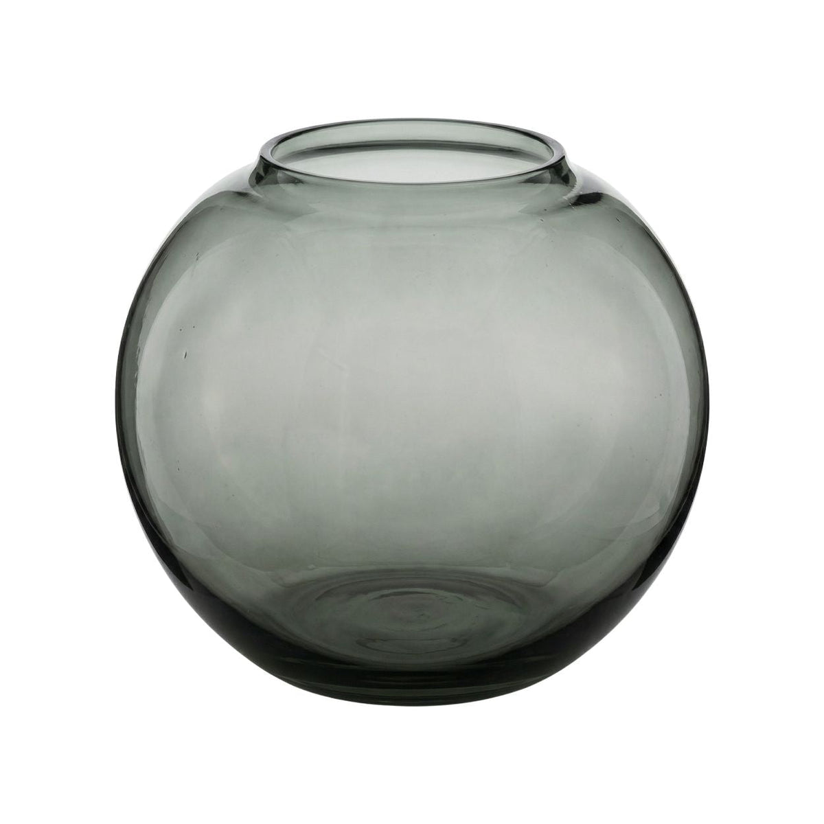 Ronde vaas van doorzichtig rookgrijs glas met brede opening, tegen een witte achtergrond