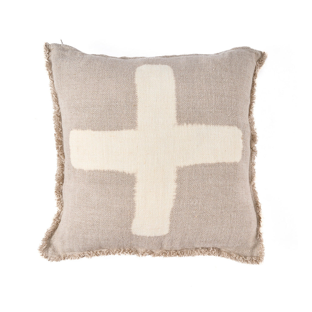 Vierkante linnen kussenhoes in beige met een groot crèmewit kruis en een gerafelde rand
