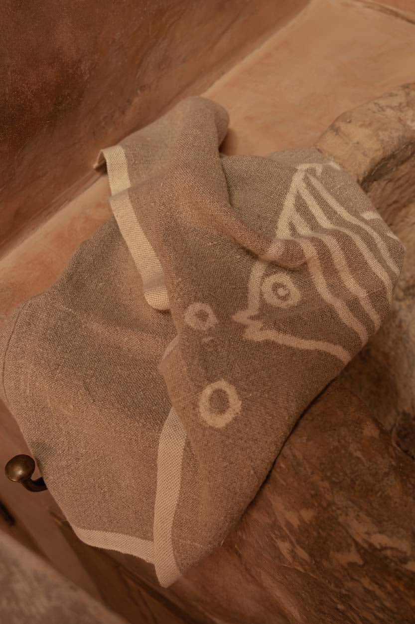 Keukendoek linnen The Linen Fish vismotief naturel wit 50 x 70 cm voor de keuken
