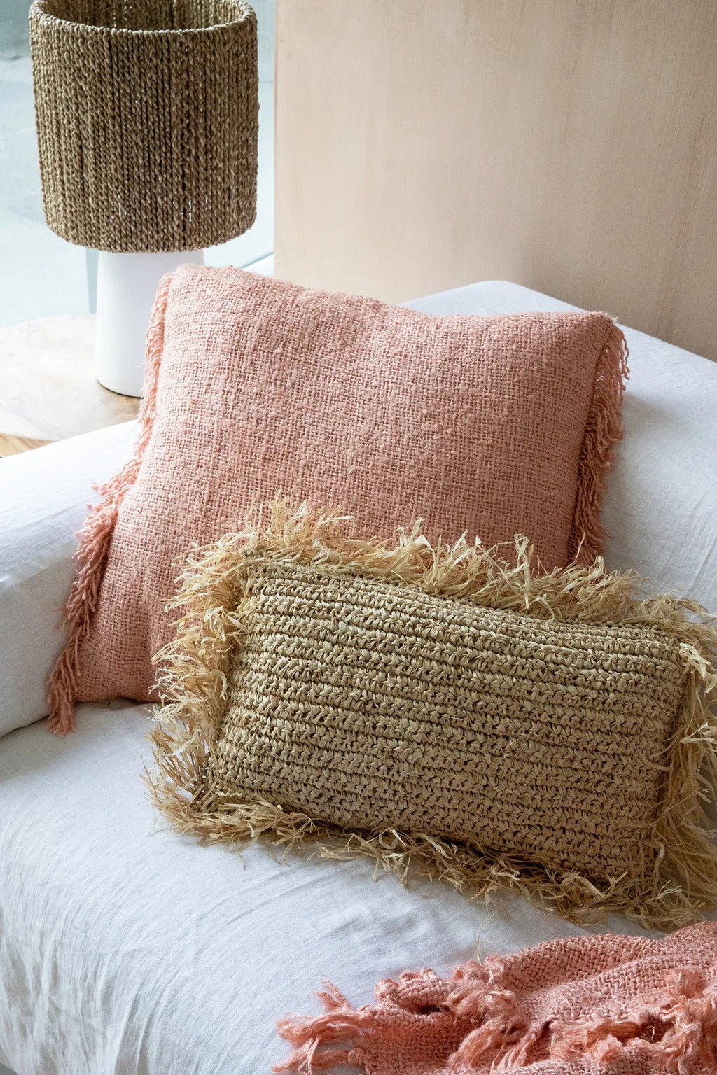 Kussenhoes katoen Oh My Gee boho zalmroze 60 x 60 cm, met franjes voor woonkamer en slaapkamer