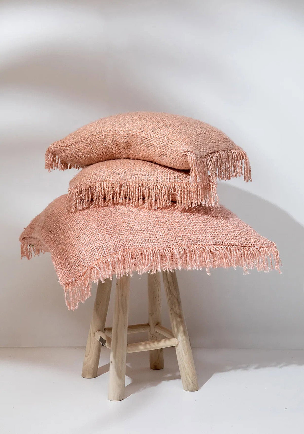 Kussenhoes katoen Oh My Gee boho zalmroze 60 x 60 cm, met franjes voor woonkamer en slaapkamer