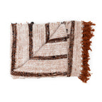 Gevouwen handgeweven plaid in gebroken wit met bruine en zwarte strepen en roestbruine franjes