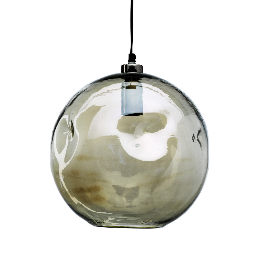 Ronde hanglamp van lichtgroen getint glas met onregelmatige deukjes, aan een zwart snoer met metalen bovenkap