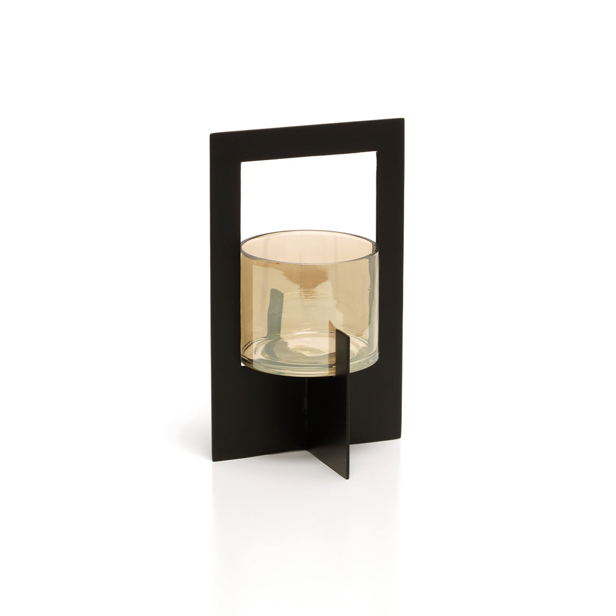 Zwart metalen windlicht met rechthoekig frame, kruisvoet en glazen cilinder met amberkleurige glans
