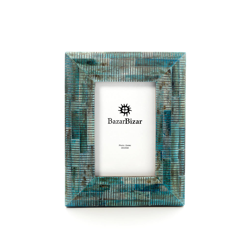 Turkooizen fotolijst van buffelbot met fijn lijnenpatroon en wisselende tinten, voor een foto van 10 x 15 cm
