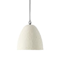 Witte hanglamp van papier-maché met ruwe textuur aan een zwart snoer