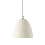 Witte hanglamp van papier-maché met ruwe textuur aan een zwart snoer