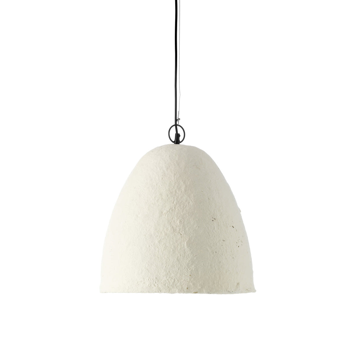 Witte hanglamp van papier-maché met ruwe textuur aan een zwart snoer
