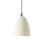 Witte hanglamp van papier-maché met ruw oppervlak en zwart snoer met metalen ring