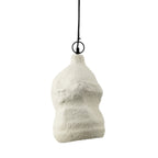 Witte hanglamp van papier-maché met organische vorm en ruwe, matte structuur aan een zwart snoer met ring