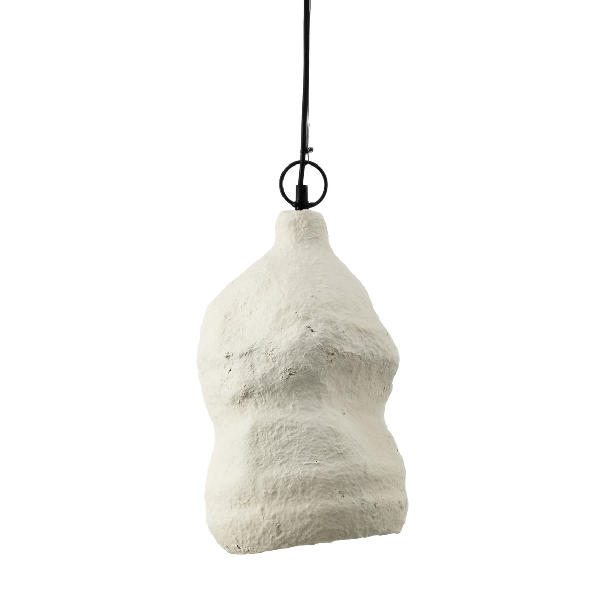 Witte hanglamp van papier-maché met organische vorm en ruwe, matte structuur aan een zwart snoer met ring