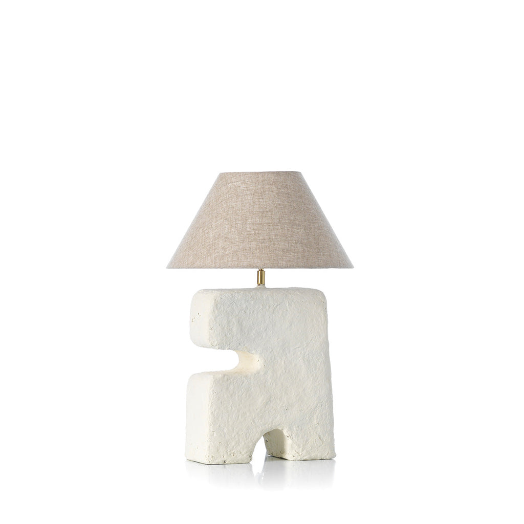 Witte tafellamp met sculpturale voet van papier-maché en een conische kap in naturel linnenlook